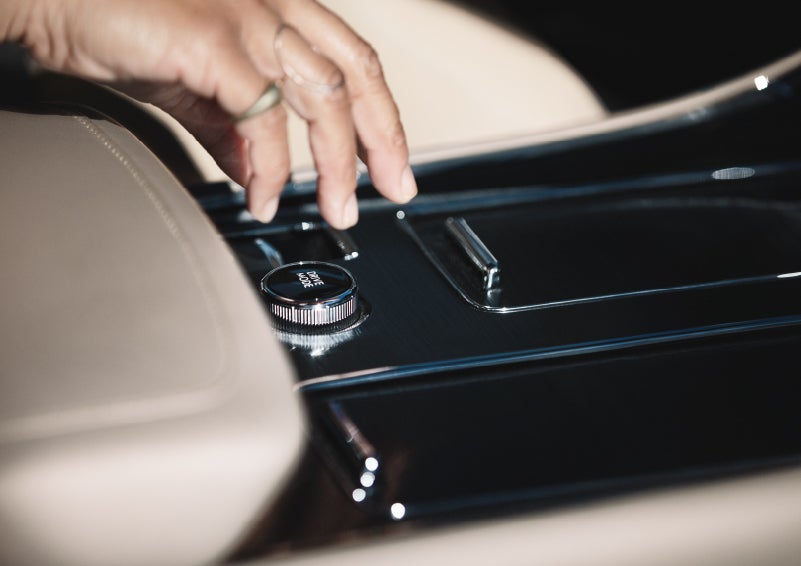 A hand reaching for the Lincoln Drive Modes knob of a 2024 Lincoln Aviator® SUV | Brinson Lincoln of Corsicana in Corsicana TX