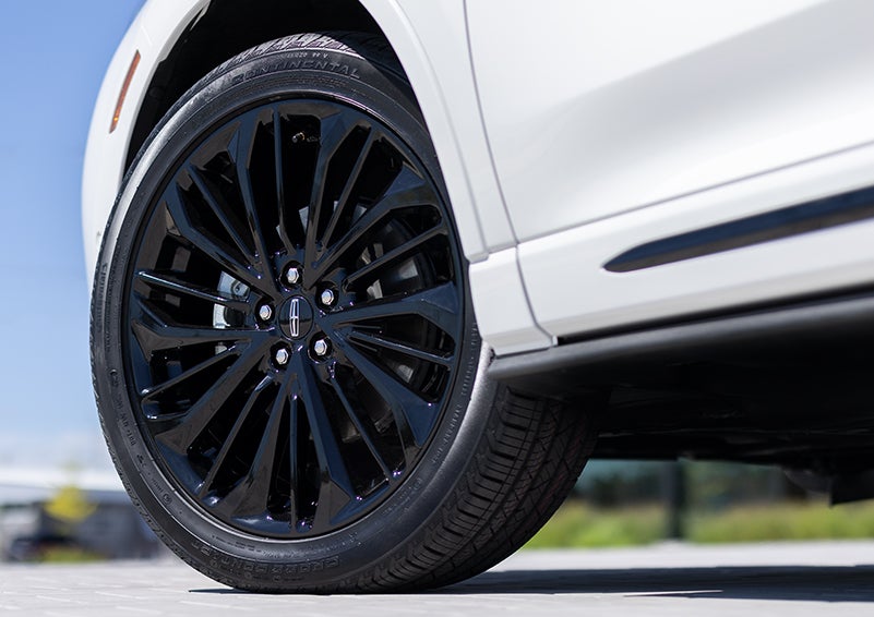 The stylish blacked-out 20-inch wheels from the available Jet Appearance Package are shown. | Brinson Lincoln of Corsicana in Corsicana TX